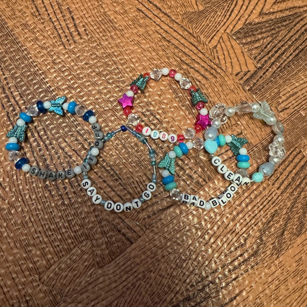 1989-inspired Taylor Swift friendship bracelets